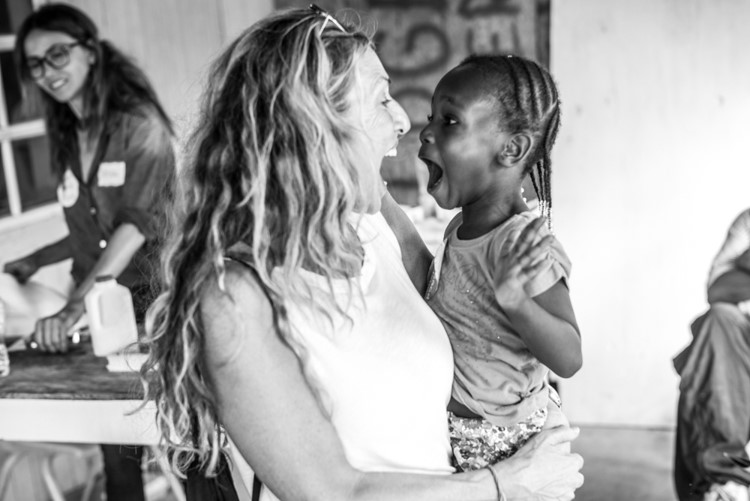 GLO Good volunteers — Give a smile. Change a life.